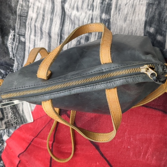 Fashionable leather tote - Picture 4 of 11